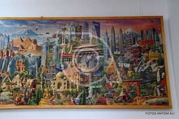 Presentanción en la sede del colectivo vecinal de Jiámar del puzzle más grande del mundo, montado por Tomás Torres/Antonio Alí.